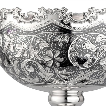 Конфетница с изящным кантиком 