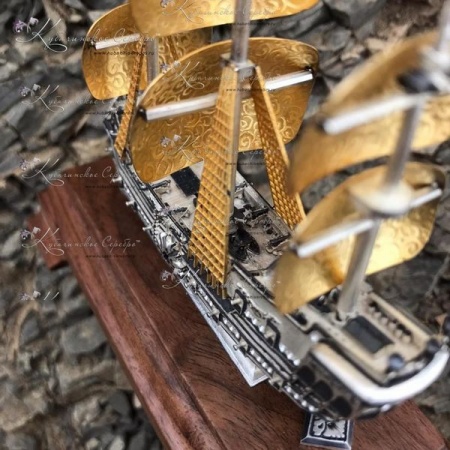 Корабль на деревянной подставке с позолотой 