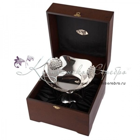 Большая конфетница (фруктовница) с выпиленными вставками 