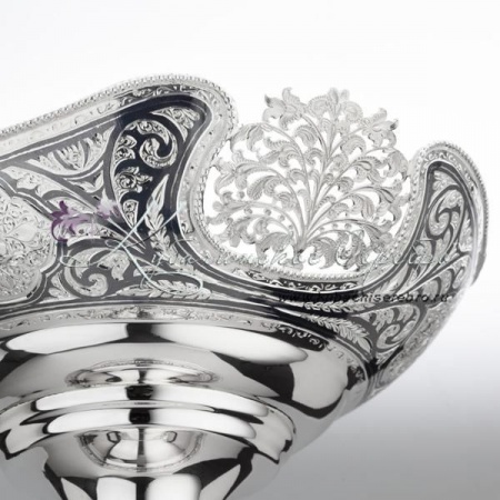 Большая конфетница (фруктовница) с выпиленными вставками 