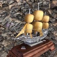 Корабль на деревянной подставке с позолотой  6339